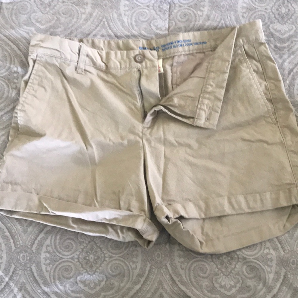 Gap khaki 4” shorts